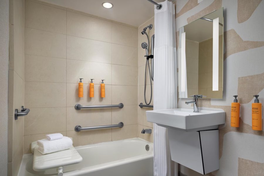 Sonesta ES Suites Montgomery — Bathroom