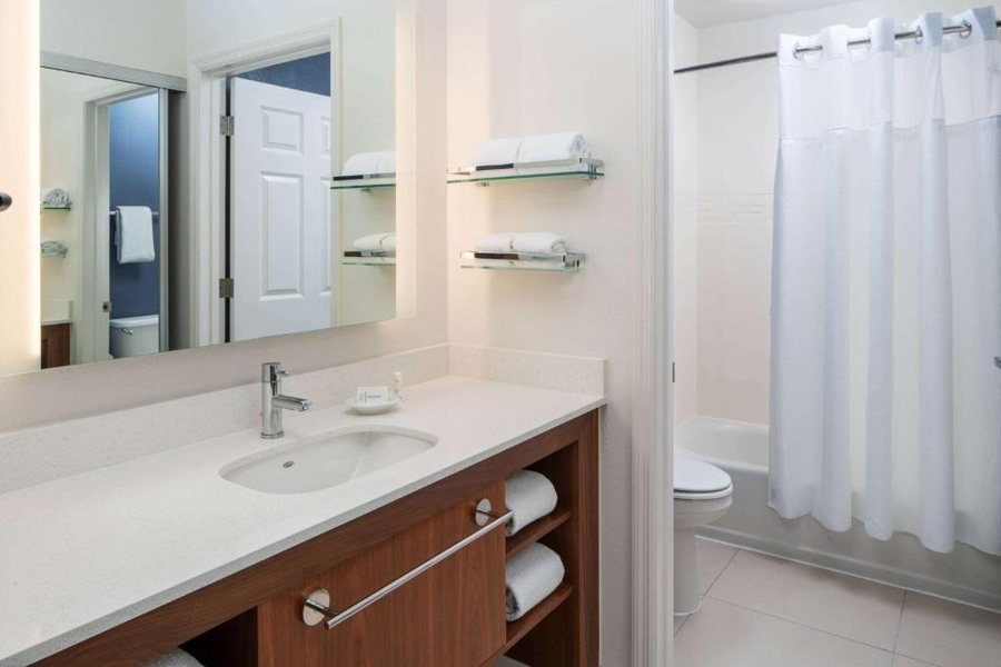 Sonesta ES Suites New Orleans Convention Center — Bathroom