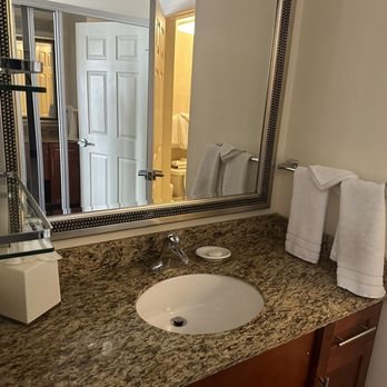 Sonesta ES Suites San Antonio Downtown Alamo Plaza — Bathroom