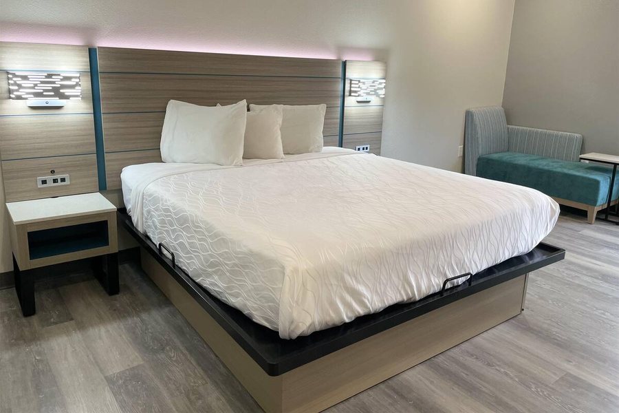 Sonesta Essential Hotel Houston I 45 Spring — Guest room