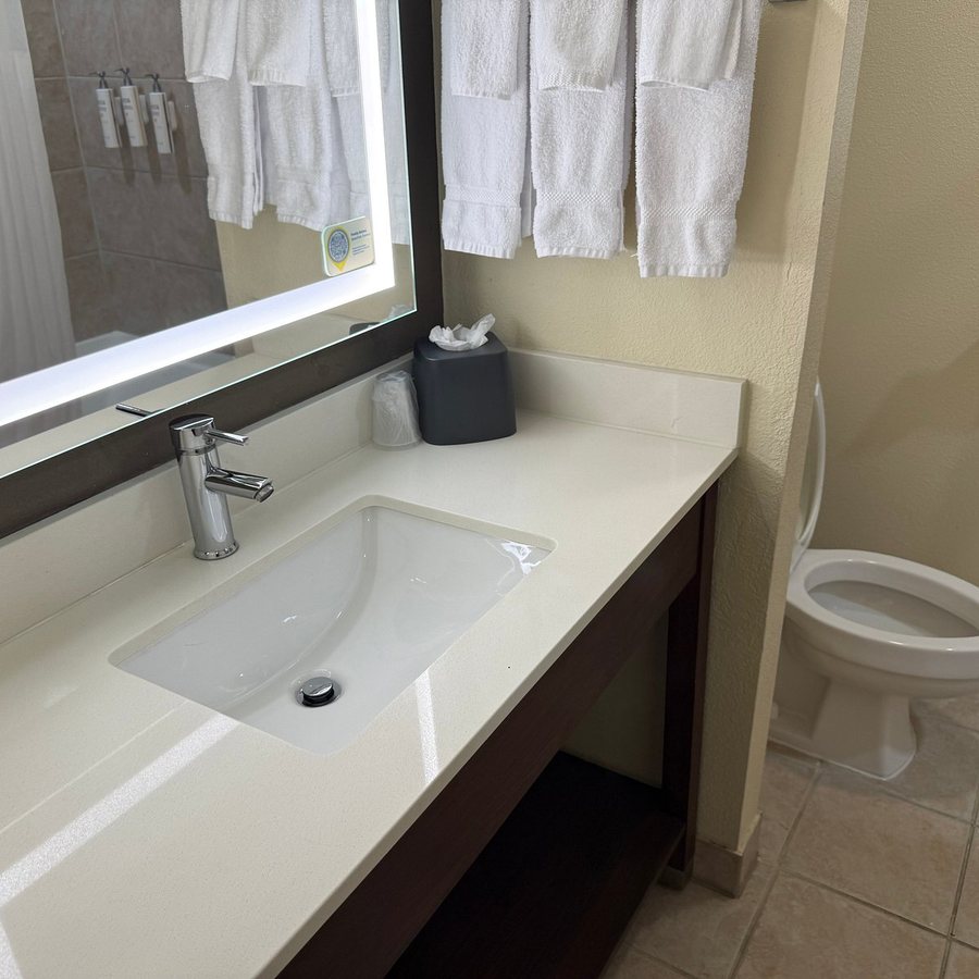 Sonesta Essential Hotels Overland Park — Bathroom