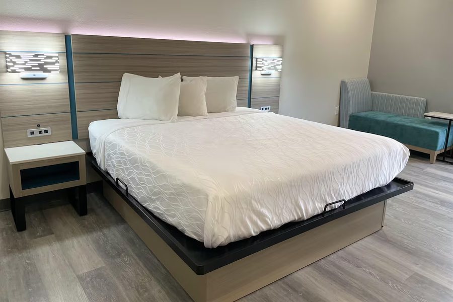 Sonesta Essential Houston Hobby Airport — Guest room
