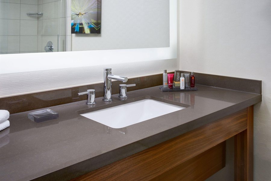 Sonesta Essential IAH Airport JFK Boulevard — Bathroom