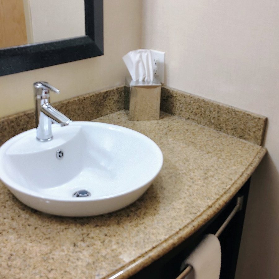 Sonesta Essential Indianapolis Airport — Bathroom