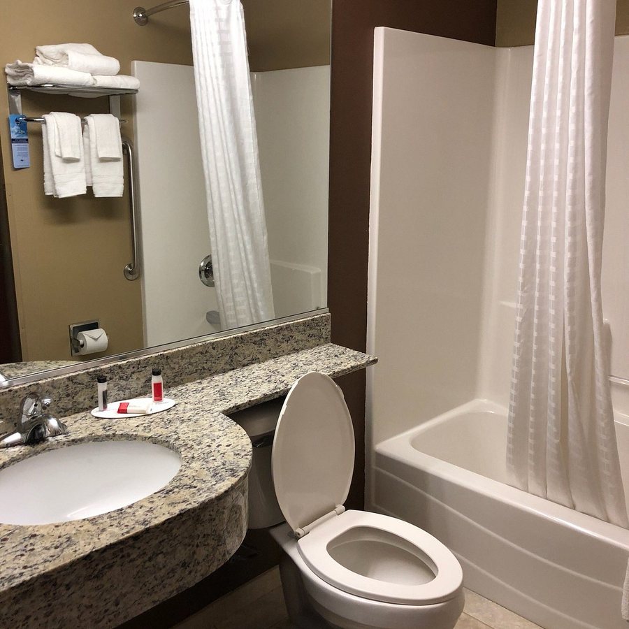 Sonesta Essential La Porte — Bathroom