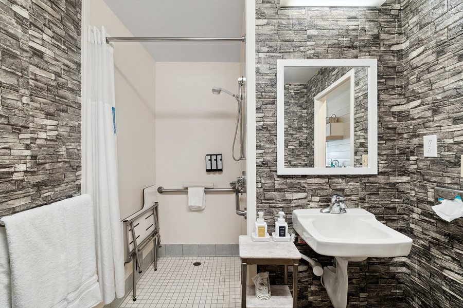 Sonesta Essential Vacaville Napa Valley — Bathroom