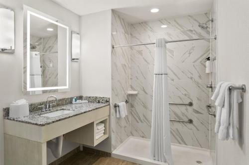 Sonesta Hotel Baltimore Inner Harbor — Bathroom