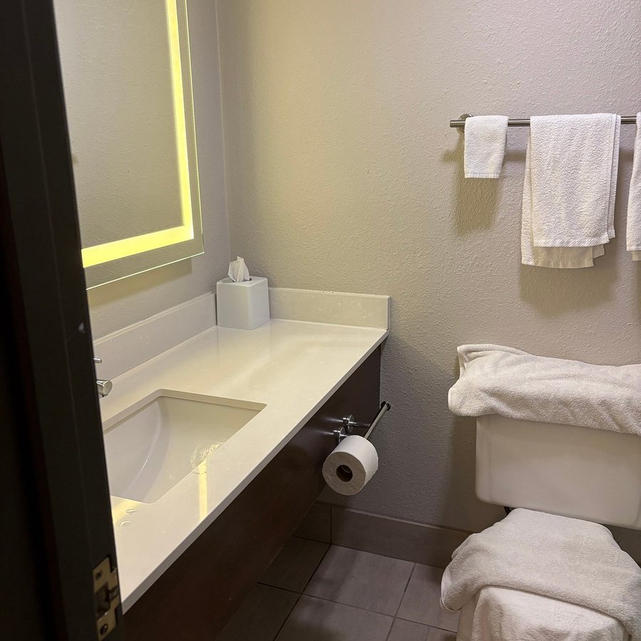 Sonesta Milwaukee West Wauwatosa — Bathroom