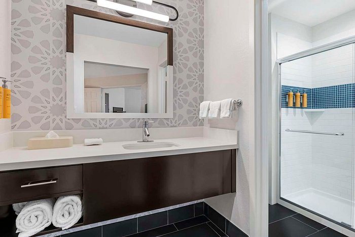 Sonesta Redondo Beach Marina — Bathroom