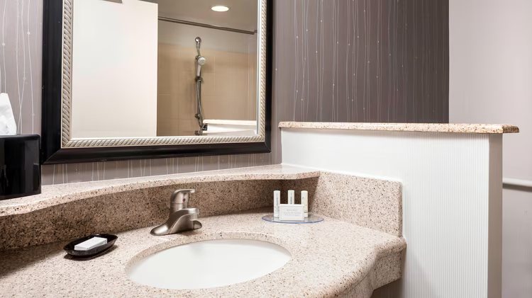 Sonesta Select Columbia — Bathroom