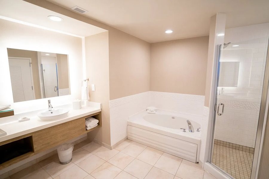 Sonesta Select Durham Research Triangle Park — Bathroom