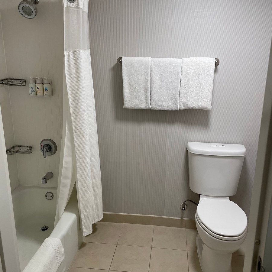 Sonesta Select Los Angeles LAX El Segundo — Bathroom