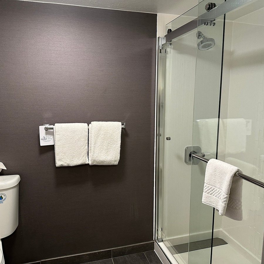 Sonesta Select Pleasant Hill — Bathroom