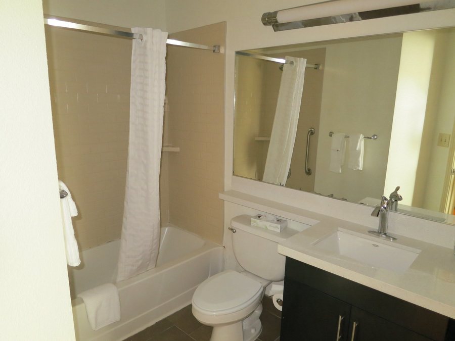 Sonesta Simply Suites Charlotte University — Bathroom
