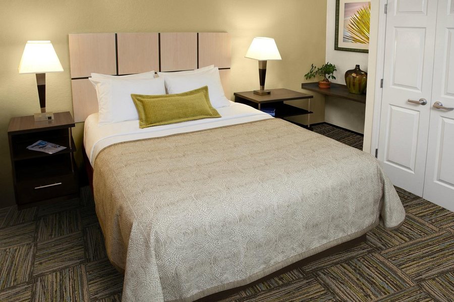 Sonesta Simply Suites Chicago Waukegan — Guest room
