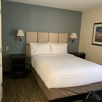 Sonesta Simply Suites Hampton Coliseum — Guest room