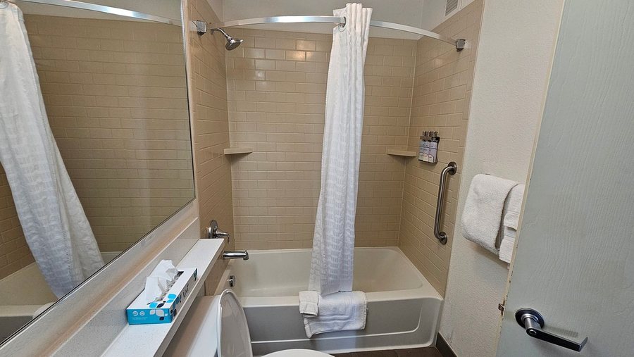 Sonesta Simply Suites Salt Lake City Airport — Bathroom