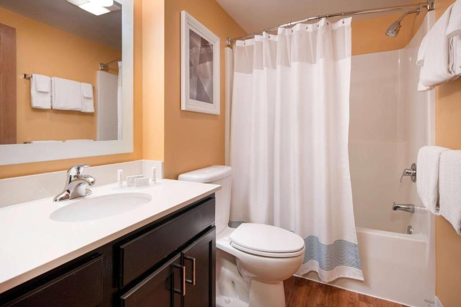 Sonesta Simply Suites Seattle Renton — Bathroom
