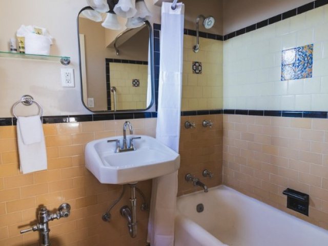 Sonora Inn — Bathroom