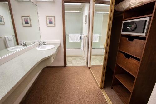 Sophie Station Suites — Bathroom