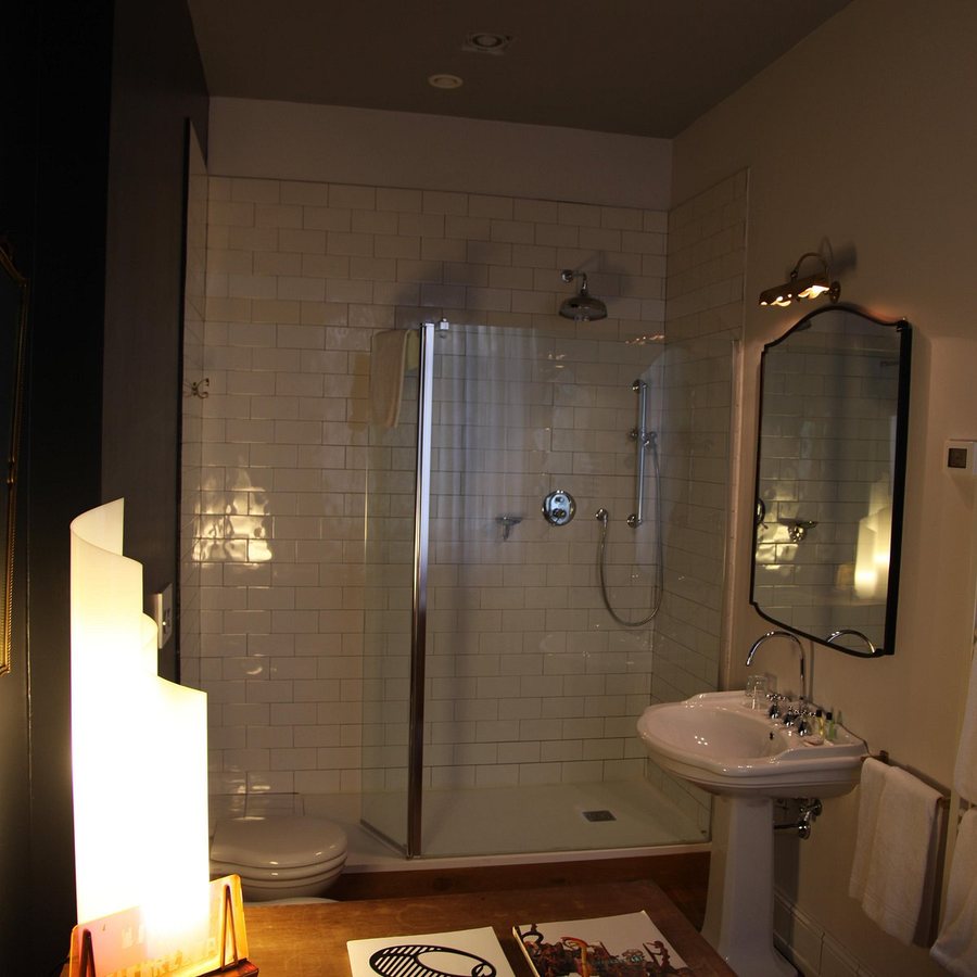 Soprarno Suites — Bathroom