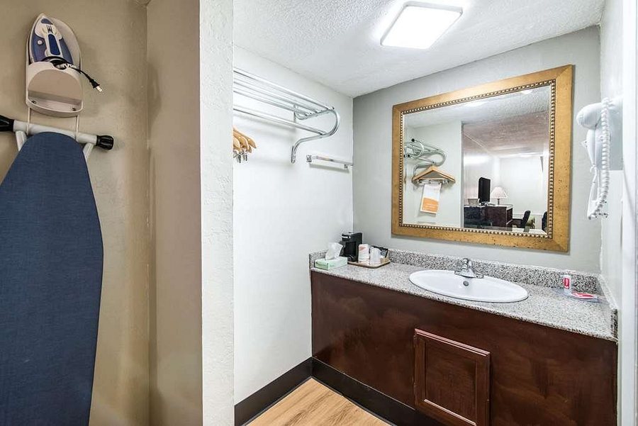 South Cliff Inn — Bathroom