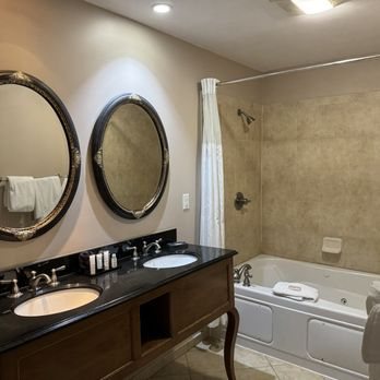 South Court Inn Bed and Breakfast — Bathroom