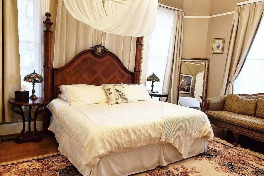 South Court Inn Bed and Breakfast — Guest room