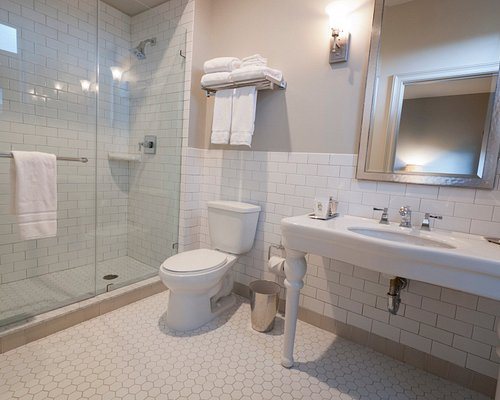 Southern Bluff Bed Breakfast — Bathroom