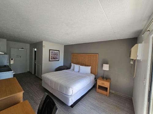 Southern Breeze Hotel — Guest room