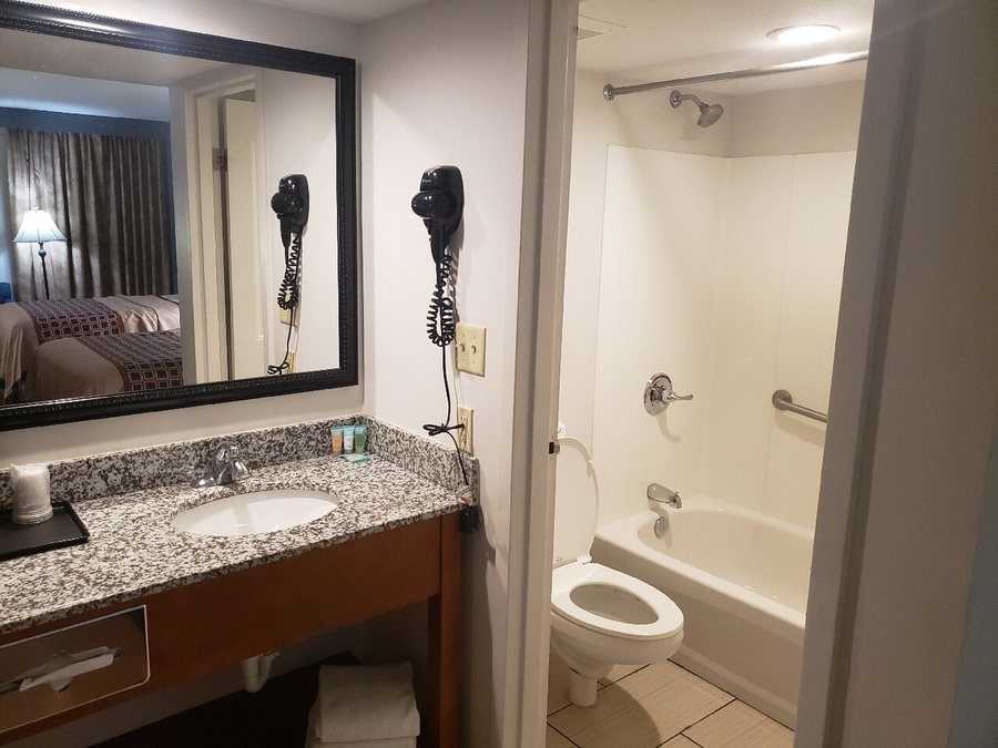 Southern Oaks Inn — Bathroom