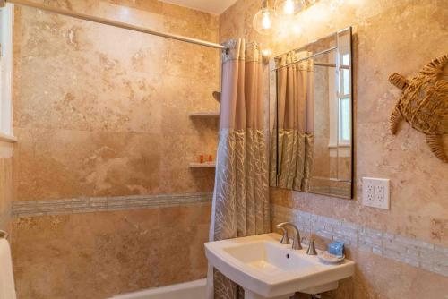 Southernmost Point Guest House — Bathroom
