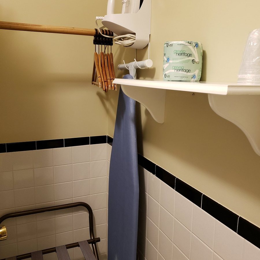 Southfleet Motor Inn — Bathroom