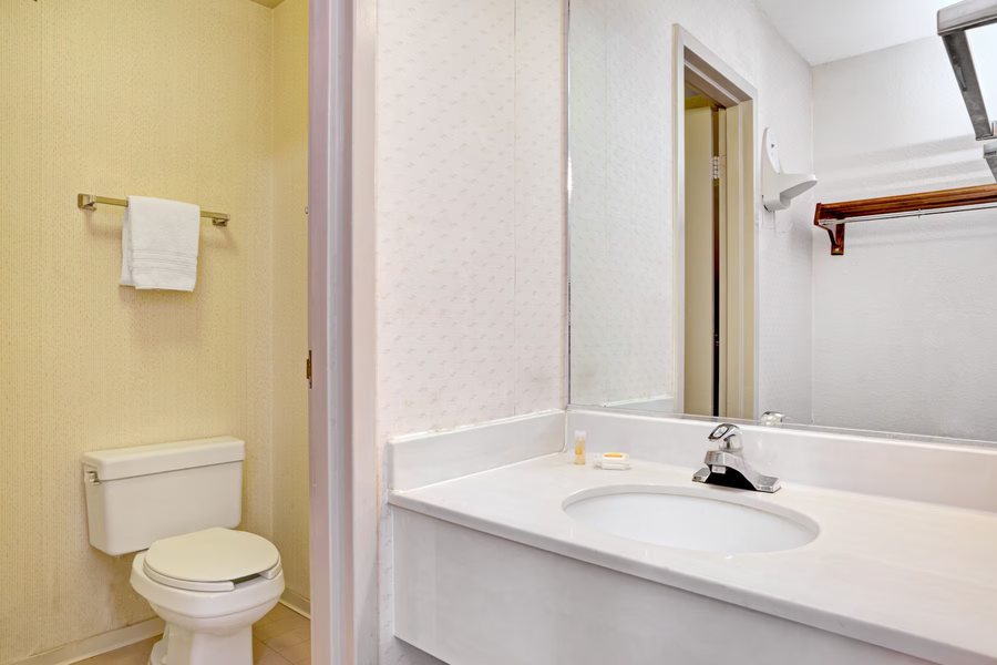 Southlake Inn — Bathroom