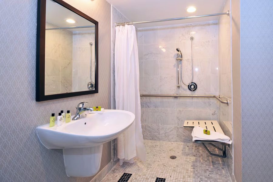 Southmoreland on the Plaza — Bathroom
