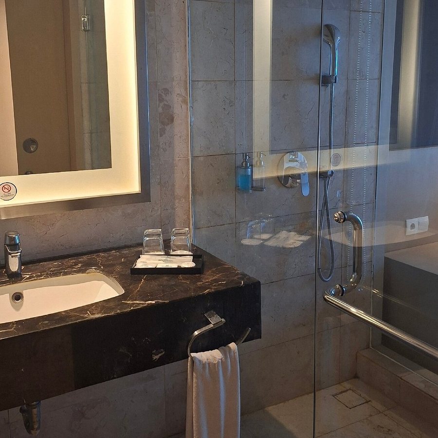 Sovereign Bali Hotel — Bathroom