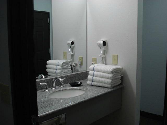 Spa Hot Springs Motel — Bathroom