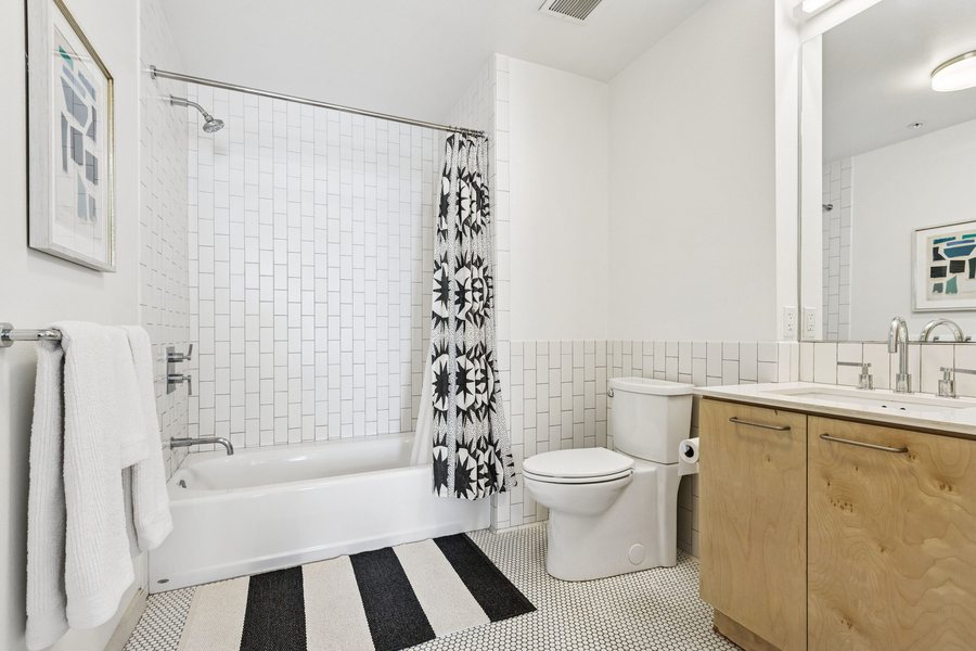 Space Pods Hollywood Coed Living B B Los Angeles California — Bathroom