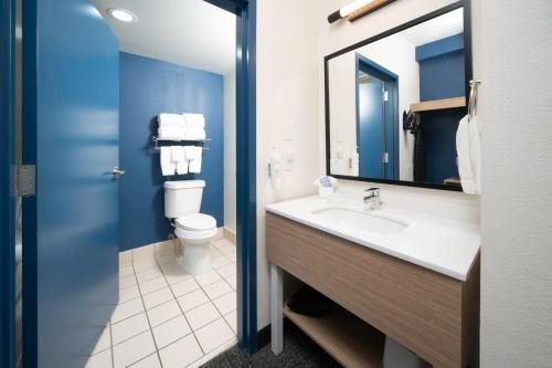 Spark by Hilton Amarillo East — Bathroom