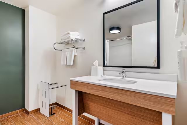 Spark By Hilton Amarillo Medical Center — Bathroom