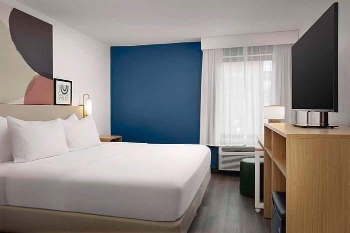 Spark By Hilton Atlanta Cumberland Ballpark — Guest room