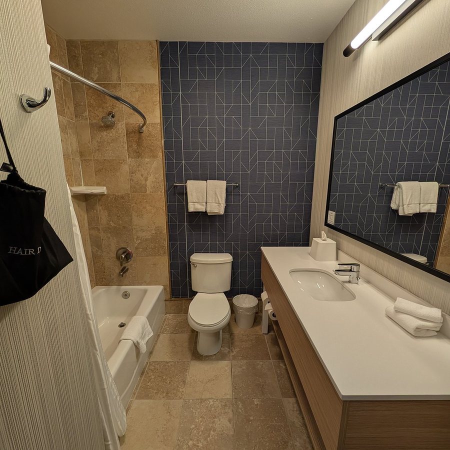Spark By Hilton Bakersfield Central — Bathroom