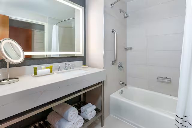 Spark by Hilton Charlotte Airport North — Bathroom