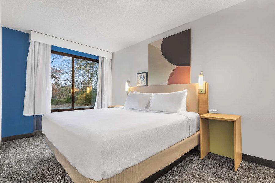 Spark by Hilton Charlotte Airport North — Guest room