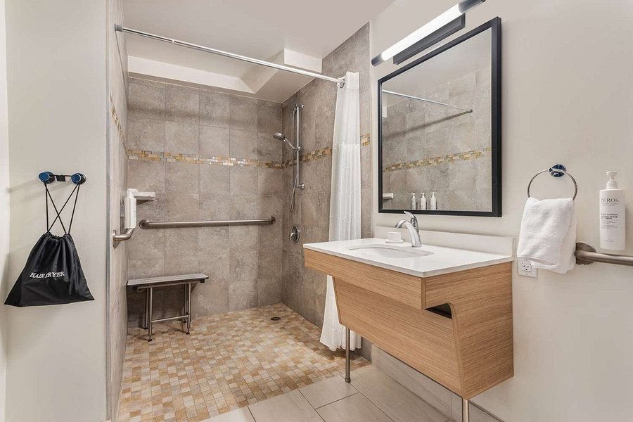 Spark by Hilton Corpus Christi Southeast — Bathroom