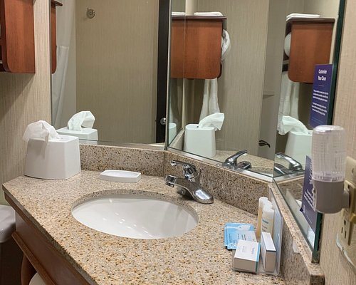 Spark by Hilton Dayton Fairborn — Bathroom