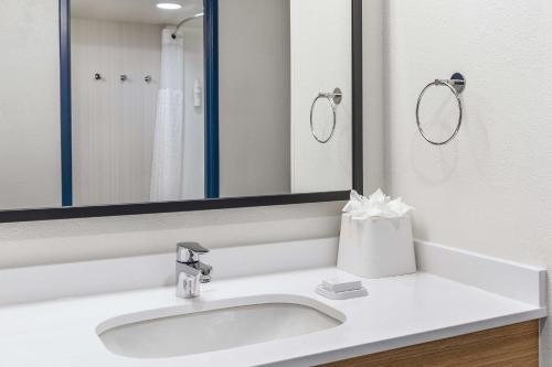 Spark by Hilton Denver East I 70 — Bathroom