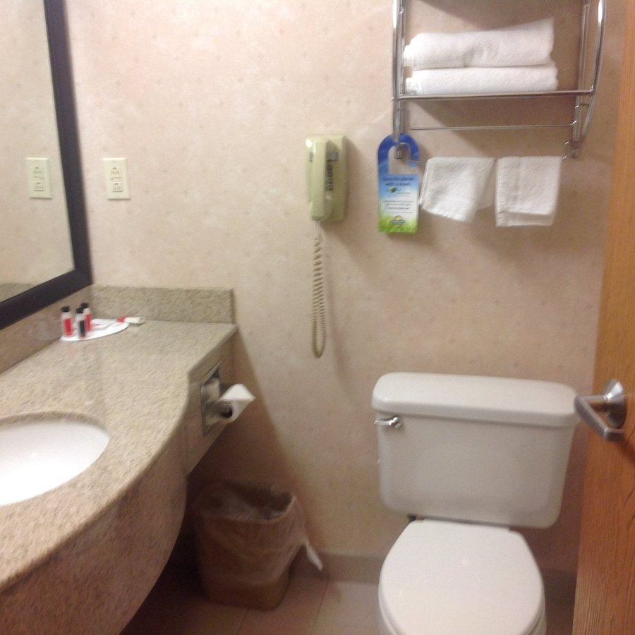 Spark by Hilton Dumas — Bathroom