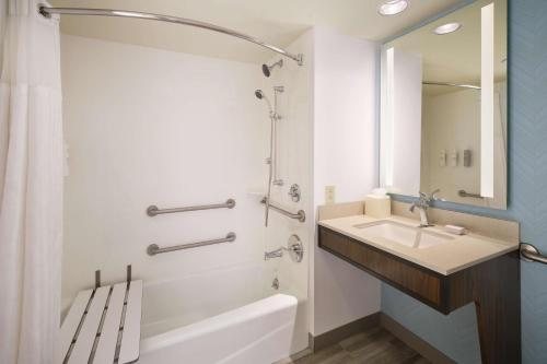 Spark By Hilton Houston Bush Intercontinental Airport — Bathroom