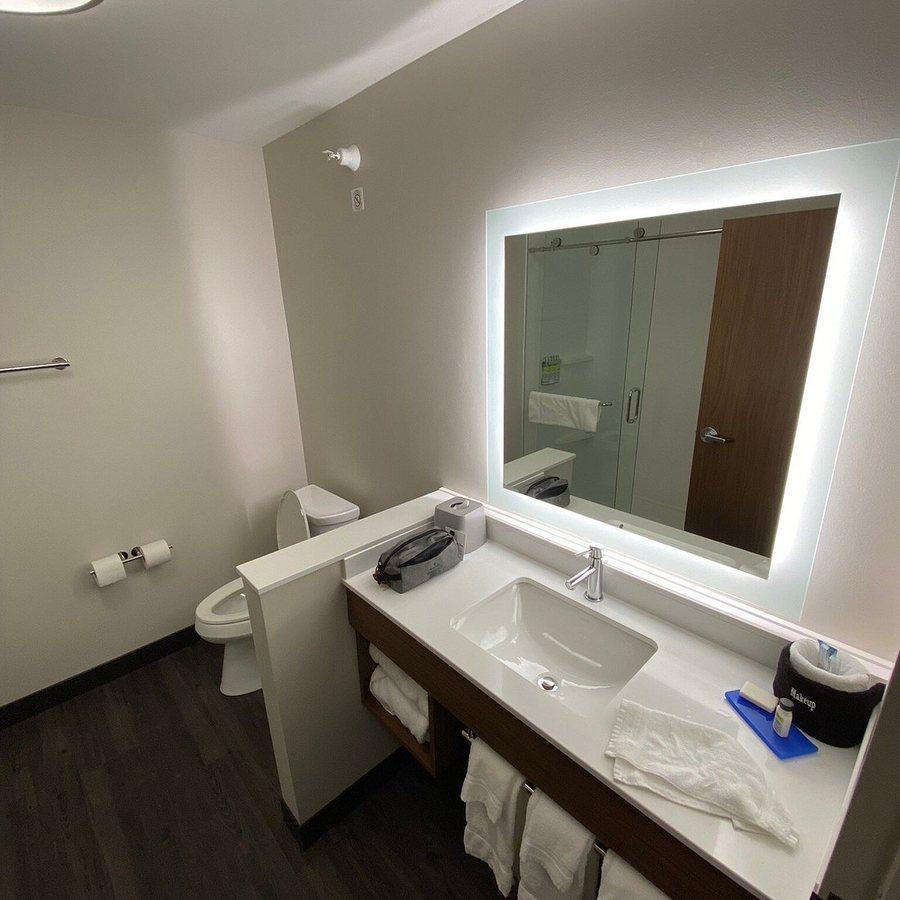 Spark by Hilton La Crosse Onalaska — Bathroom